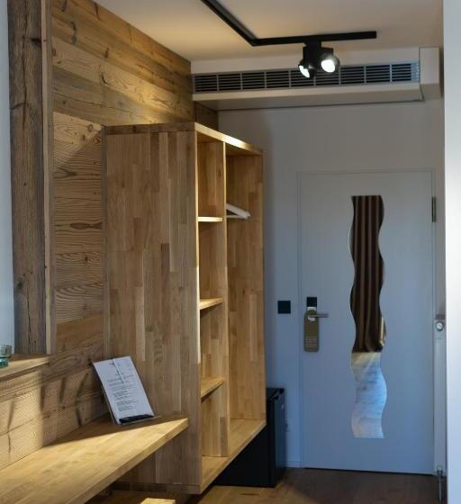 اتاق سوپریور, My Place