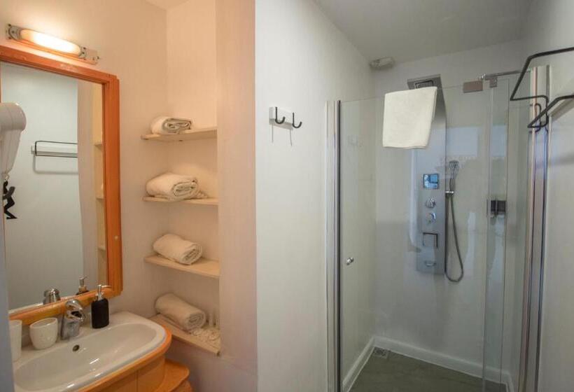 豪华套房, Renegade