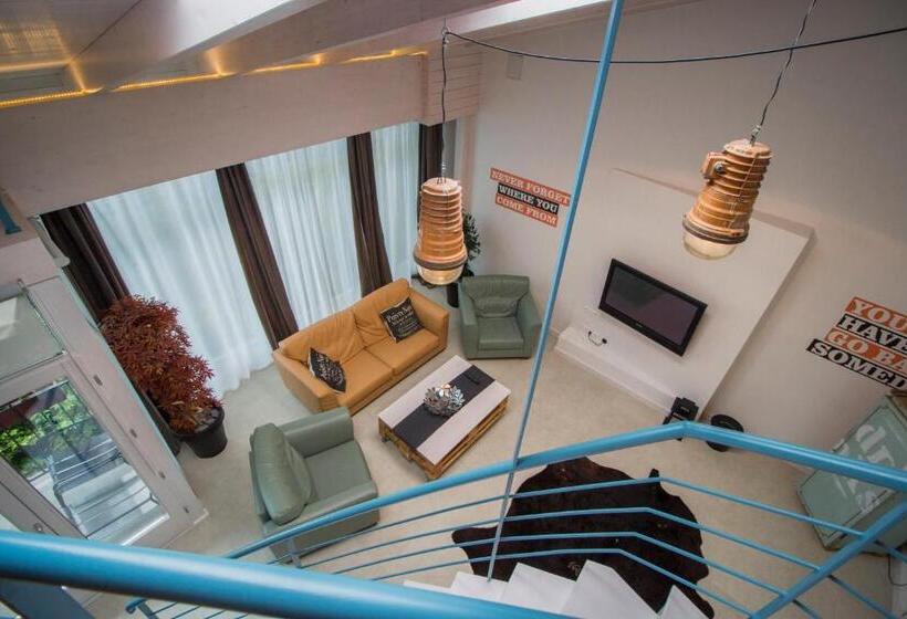 豪华套房, Renegade