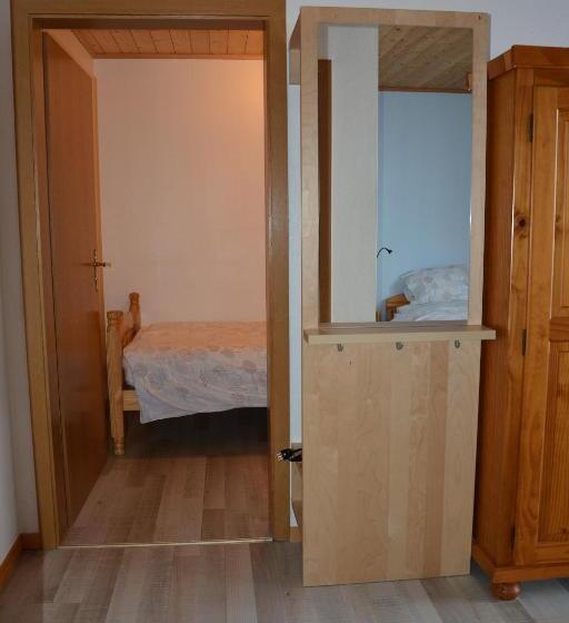 חדר סטנדרט לשלושה עם מרפסת, Restaurant Walliser Sonne