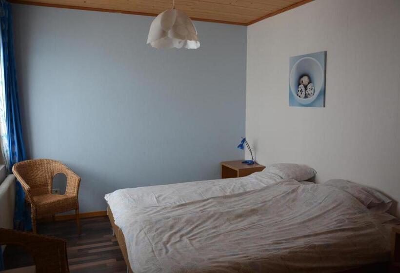 חדר סטנדרט לשלושה עם מרפסת, Restaurant Walliser Sonne