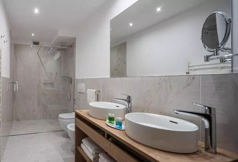 اتاق استاندارد چهارنفره با بالکن, Savoy Palace   Tonellihotels
