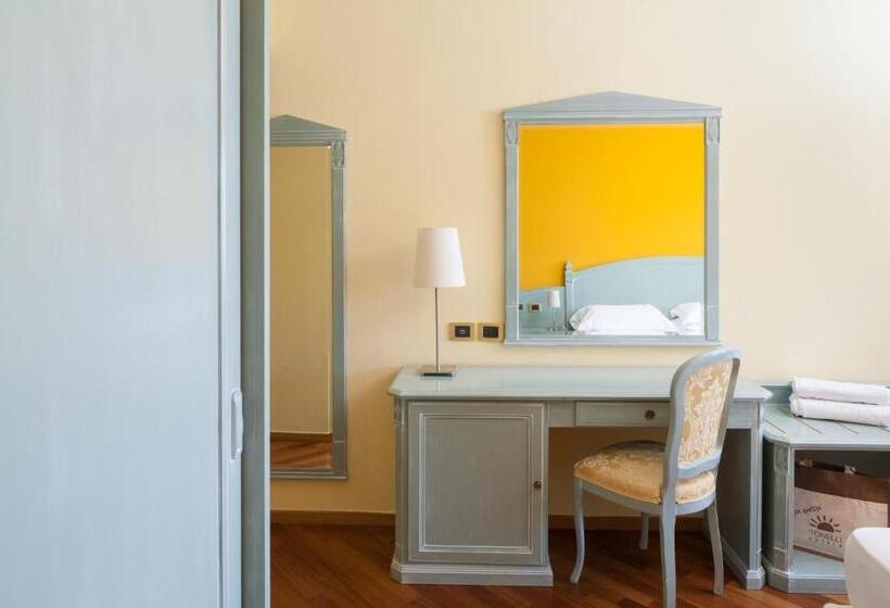 スーペリアトリプルルーム, Savoy Palace   Tonellihotels