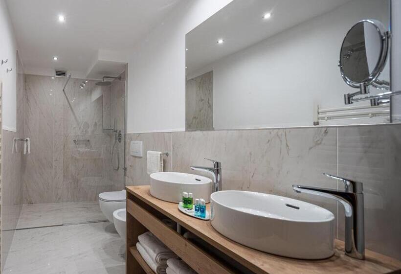 スタンダード5人部屋, Savoy Palace   Tonellihotels