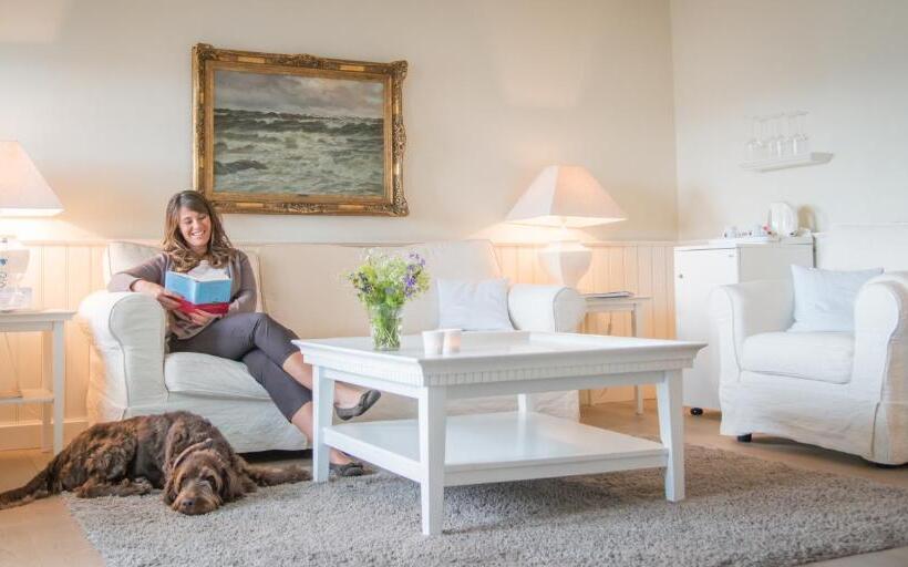 جناح جونيور مطلّ علي البحر, Strandhotel Glücksburg