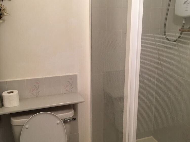 스탠다드 룸, The Folly