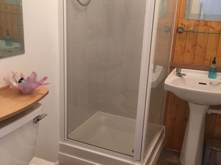 스탠다드 룸, The Folly