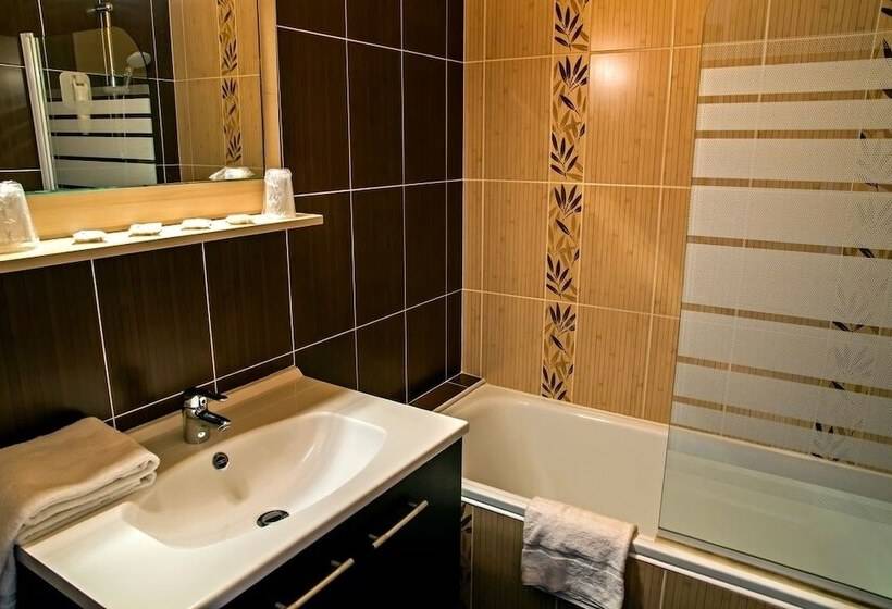 Номер Стандарт Трехместный, The Originals City, Hôtel La Siesta, Annonay Est