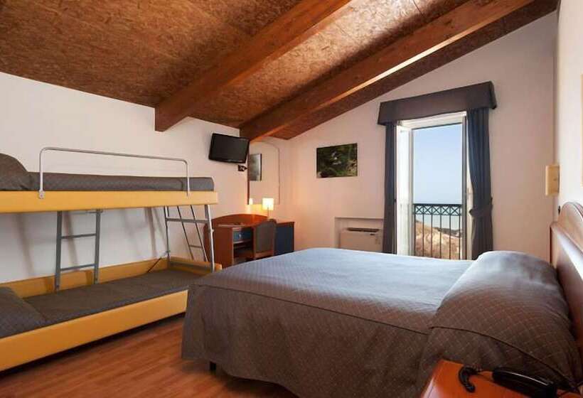 غرفة قياسية رباعية, Vistamare Village