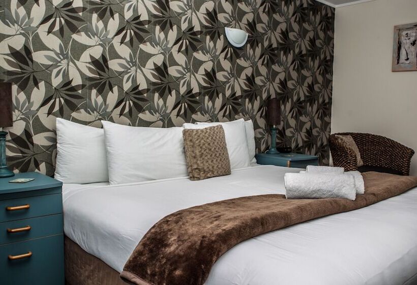 استودیو اجرایی, Woodlands Motel