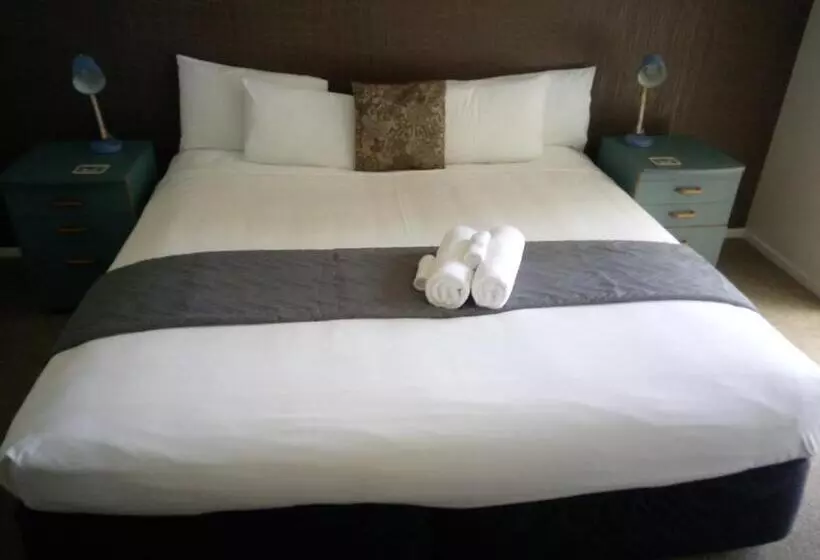 استودیو اجرایی, Woodlands Motel