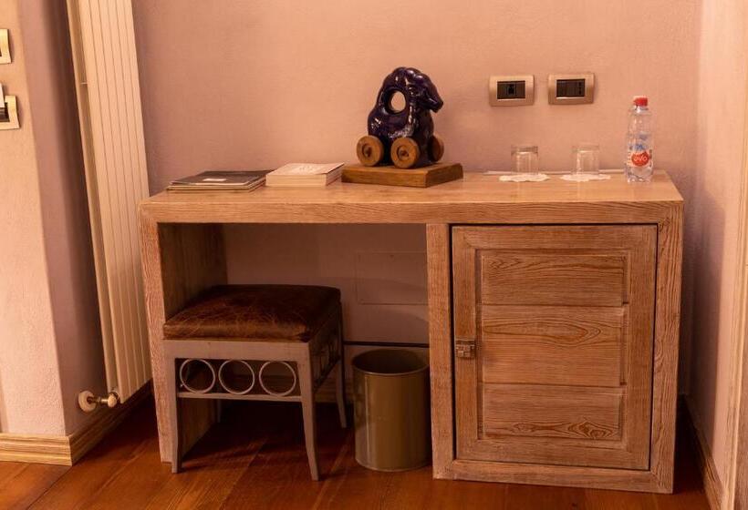 غرفة كومفورت, Ad Gallias