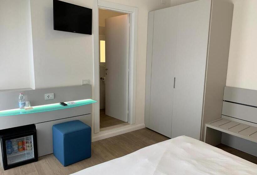 חדר סטנדרט לשלושה, Astoria