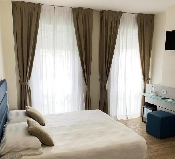 חדר סטנדרט לשלושה, Astoria