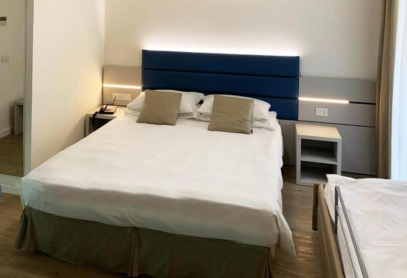 חדר סטנדרט לארבעה, Astoria