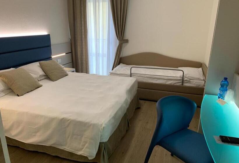 חדר סטנדרט לארבעה, Astoria