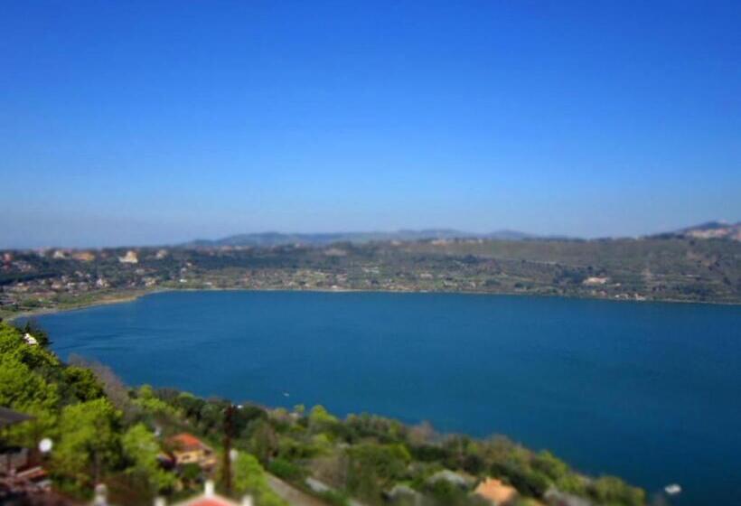 اتاق کلاسیک با چشمانداز دریاچه, Castel Gandolfo
