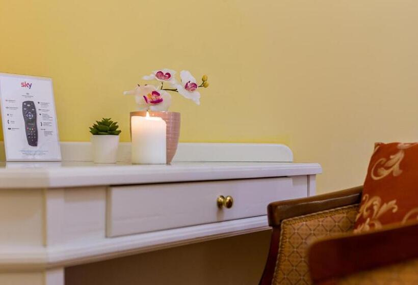 اتاق کلاسیک با چشمانداز شهر, Castel Gandolfo