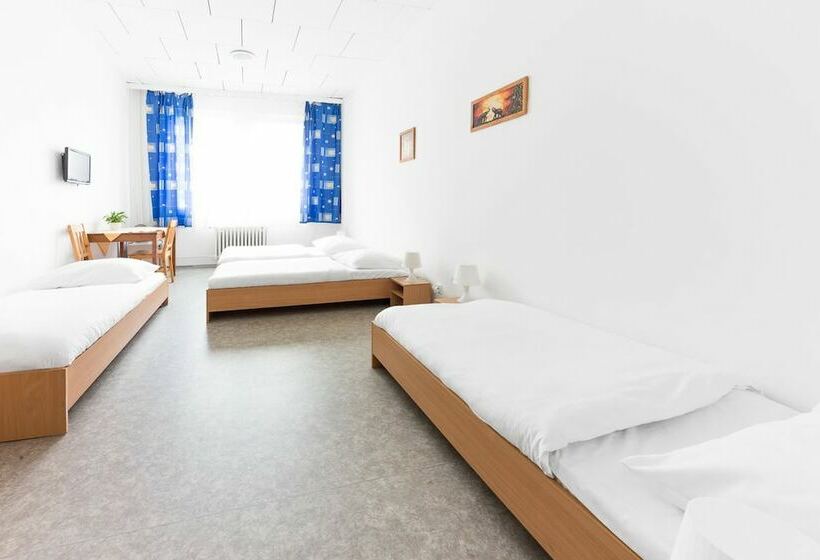 חדר סטנדרטי לארבעה עם חדר אמבטיה משותף, City Hostel Brno