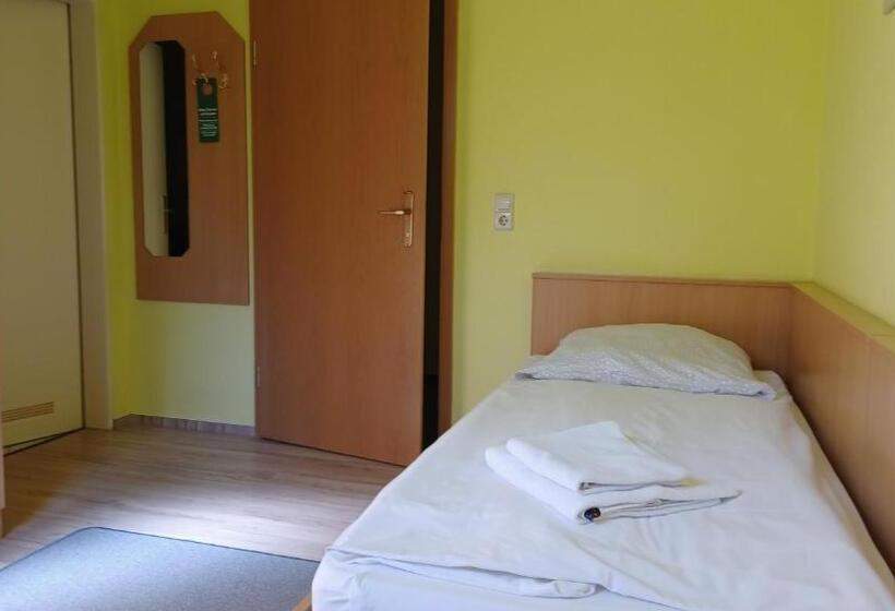 标准单人间, Haus Waldesruh