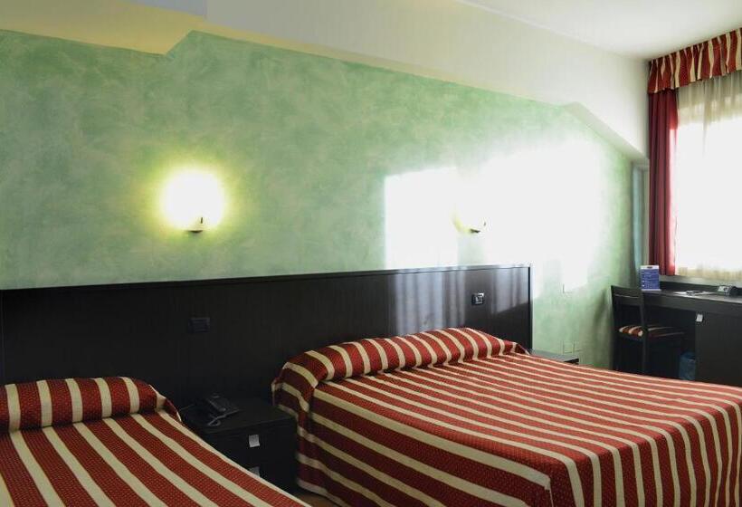 اتاق استاندارد سه نفره, Iacone