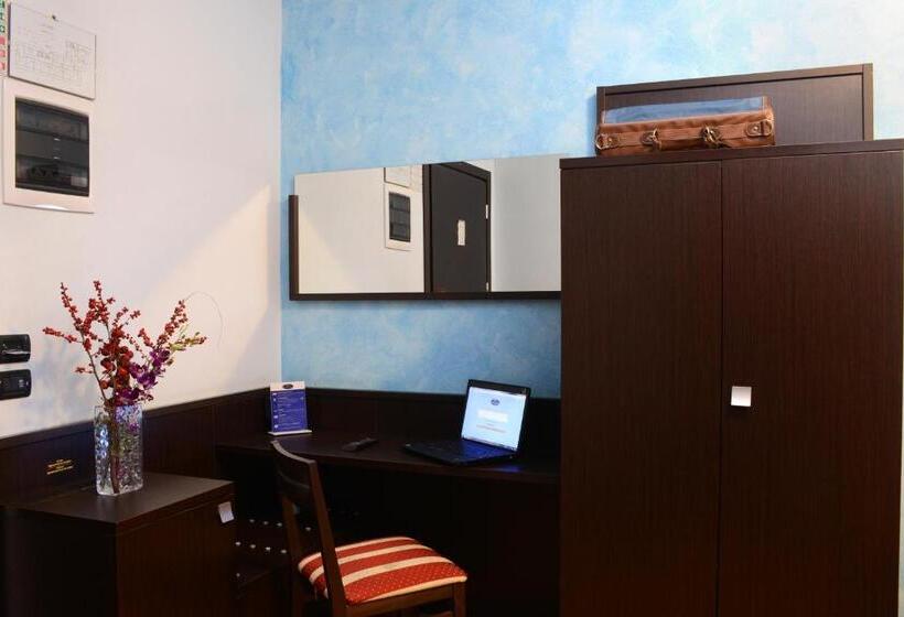 اتاق استاندارد سه نفره, Iacone