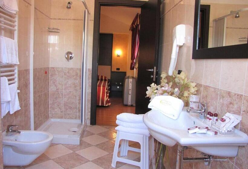 اتاق استاندارد سه نفره, Iacone