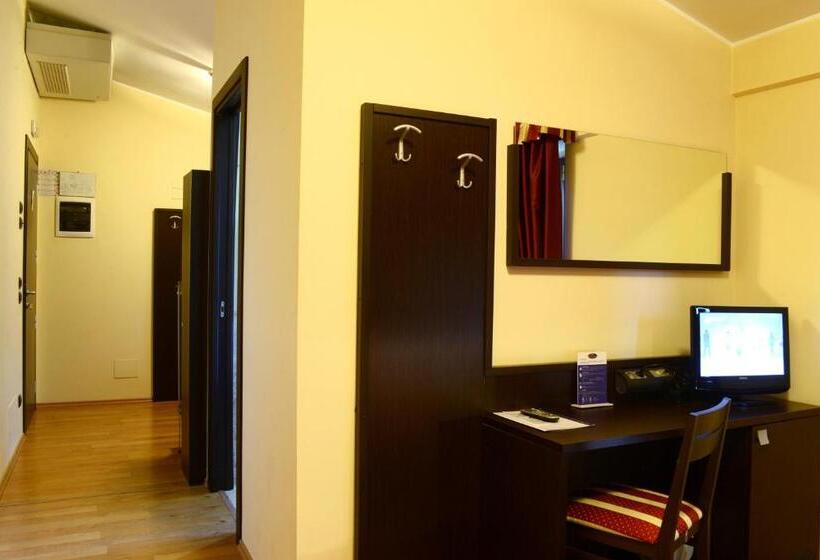 اتاق استاندارد چهار تخته, Iacone