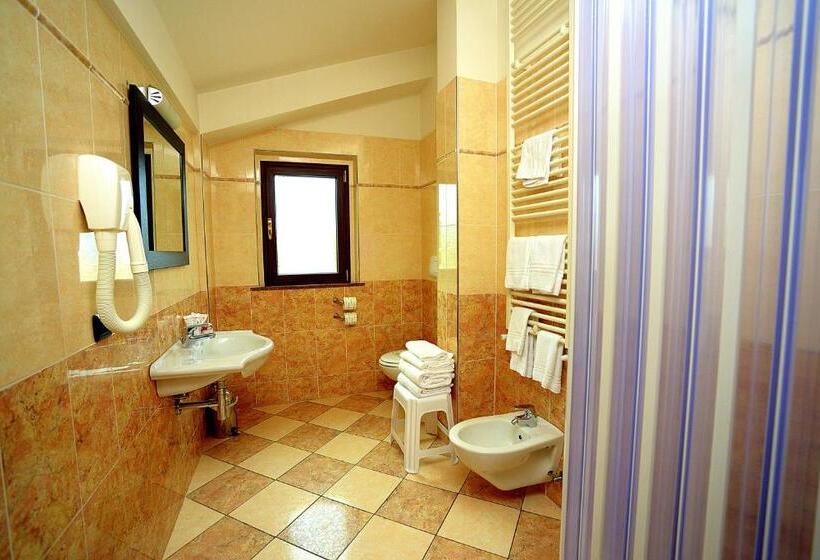 اتاق استاندارد چهار تخته, Iacone