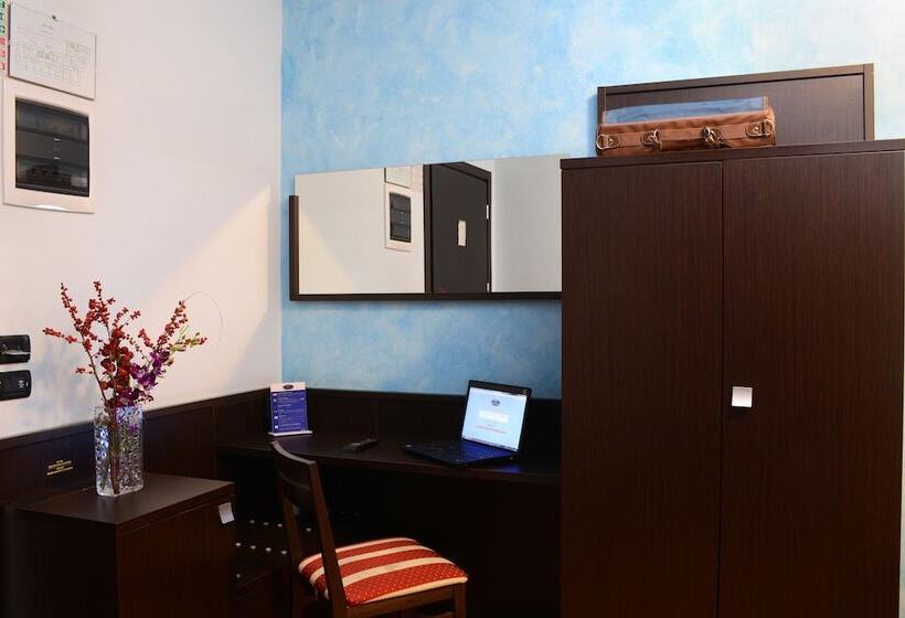 اتاق استاندارد سه نفره, Iacone