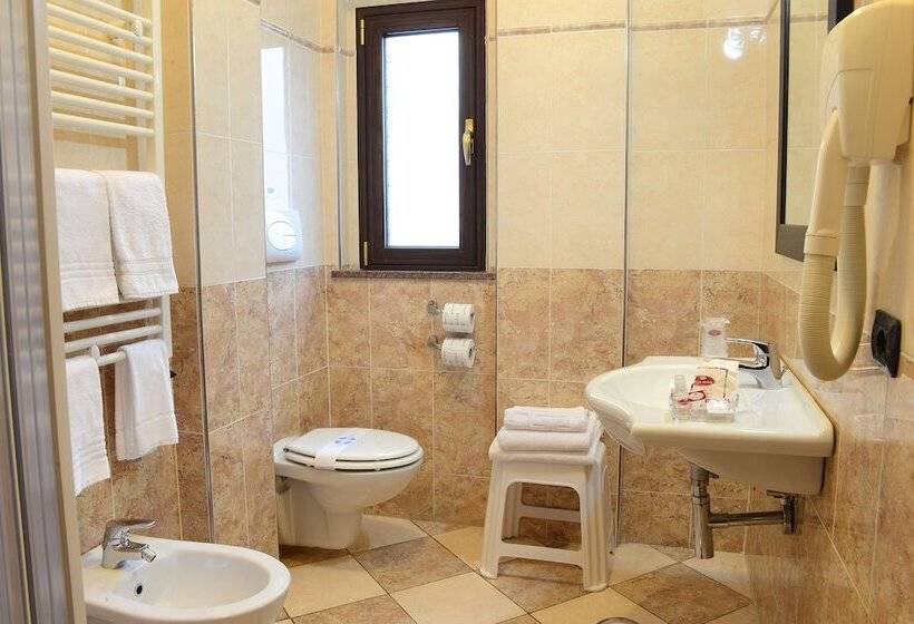 اتاق استاندارد چهار تخته, Iacone