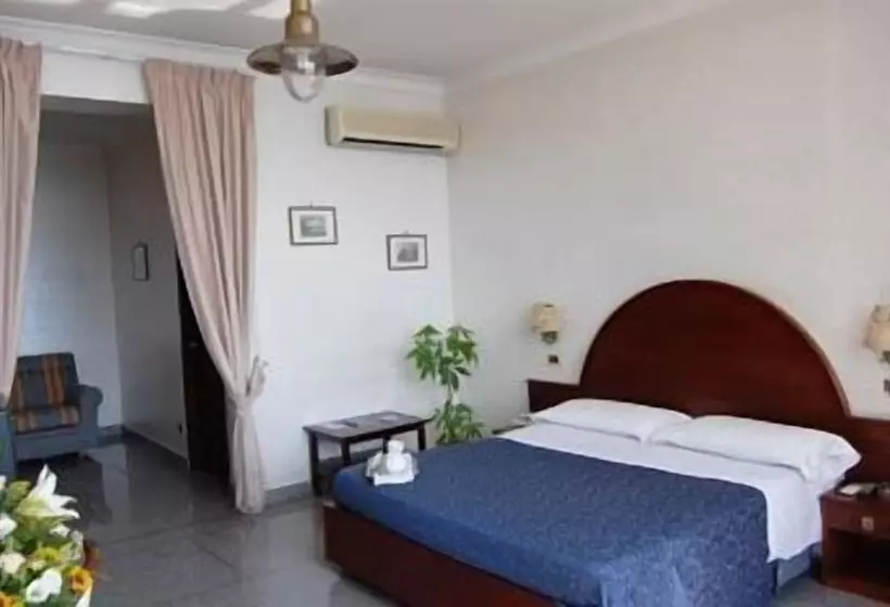 اتاق استاندارد سه نفره, La Tripergola