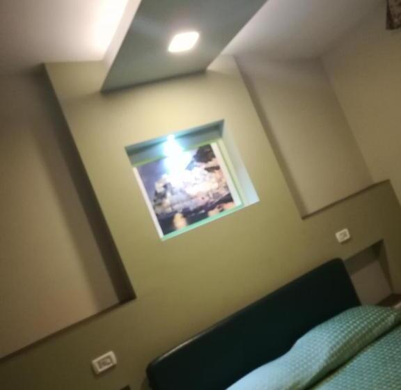 חדר סטנדרט לשלושה, Lento