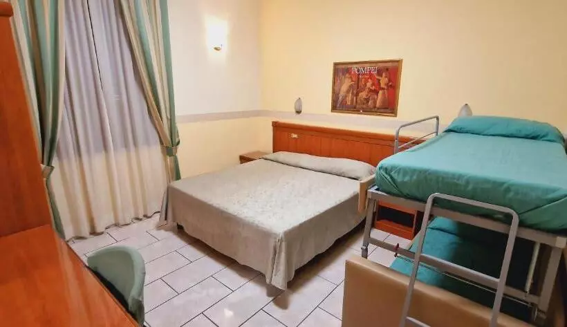 Economy Quadruple Room, Lento