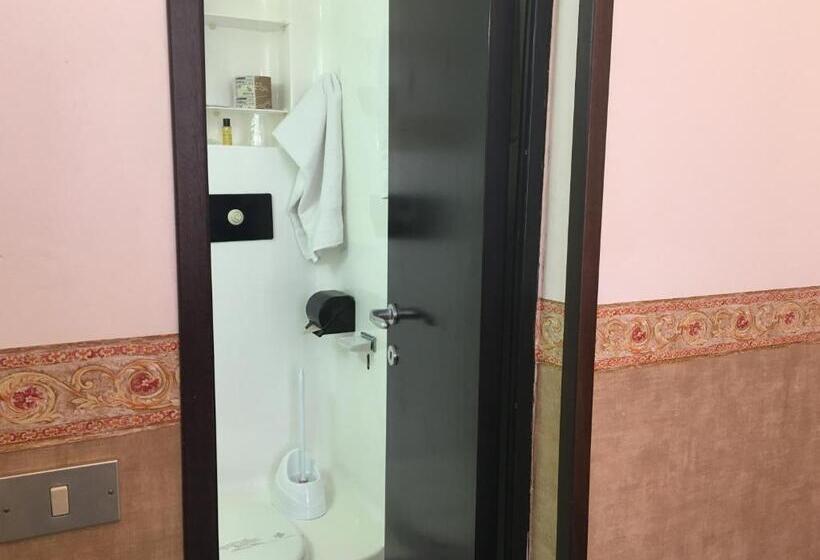 이코노미 싱글 룸, Liberty