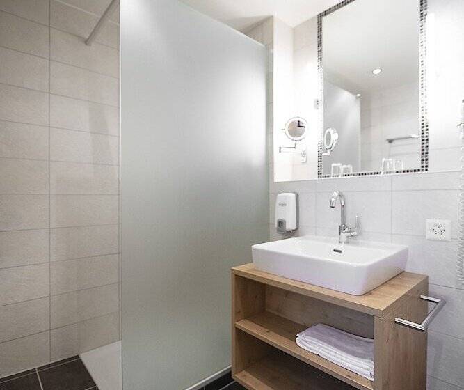 اتاق استاندارد سه نفره, Olympic Montana Center