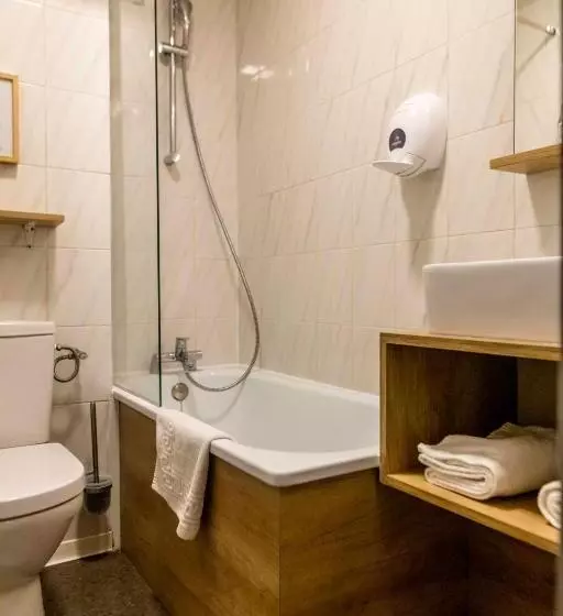 اتاق استاندارد سه نفره, Ostal Pau Universite   Sure Hotel Collection By Best Western