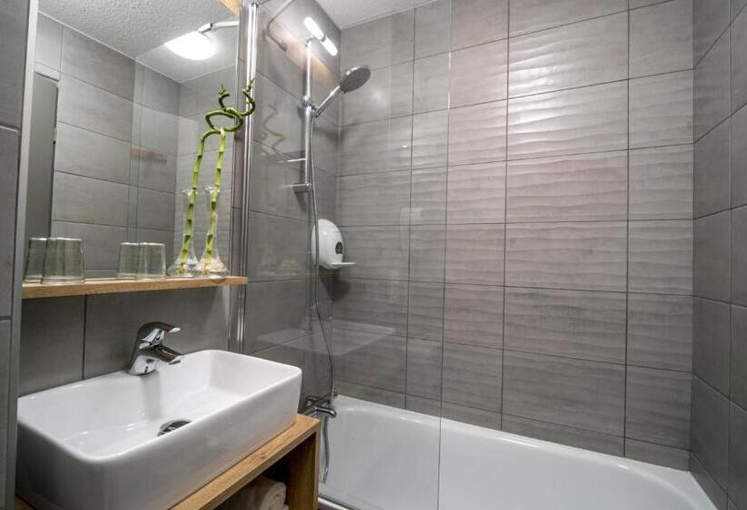 Standaard Vierpersoonskamer, Ostal Pau Universite   Sure Hotel Collection By Best Western
