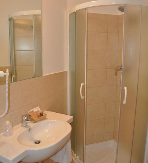 חדר בסיסי, Saint Pierre