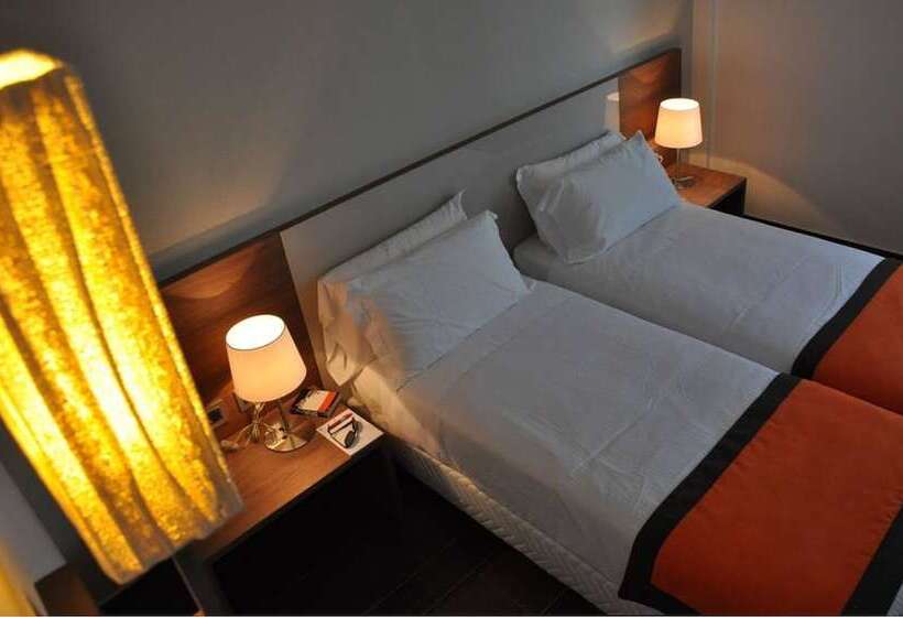 חדר דלוקס, Sandalia