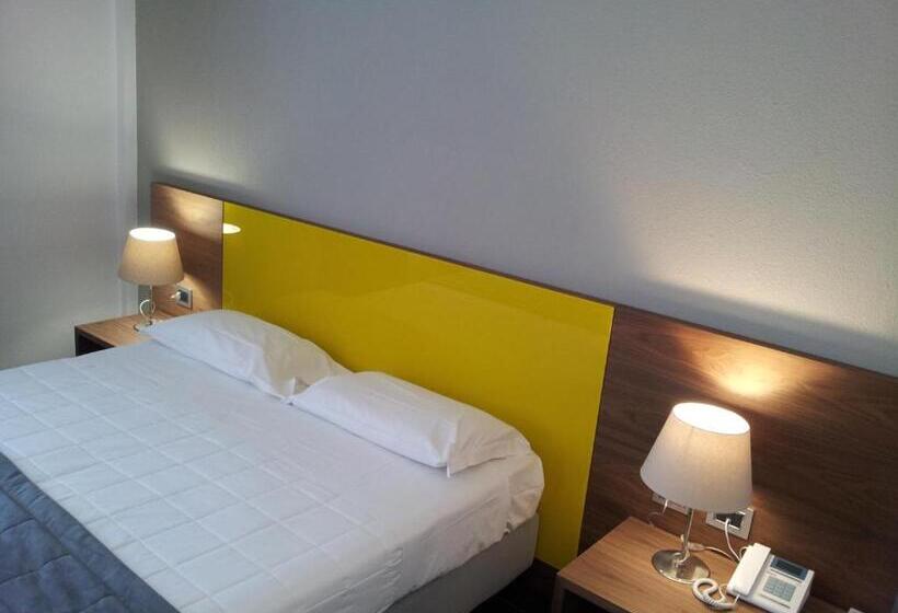 חדר דלוקס, Sandalia