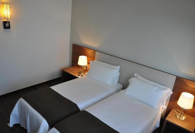 غرفة ديلوكس, Sandalia