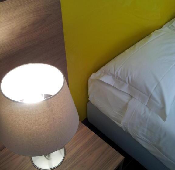 חדר דלוקס לארבעה, Sandalia