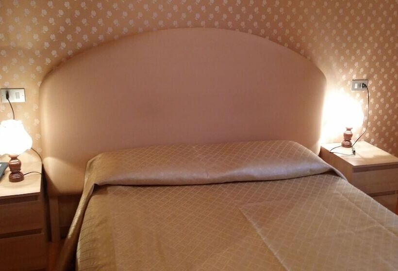 غرفة قياسية ثلاثية, Sempione Boutique