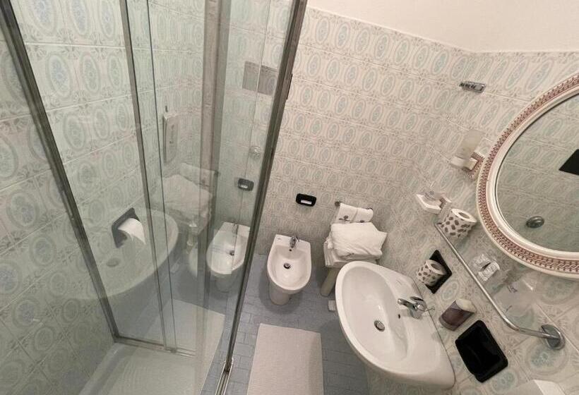 آپارتمان یک خوابه با دری مشترک که هال را جدا می کند., Universo