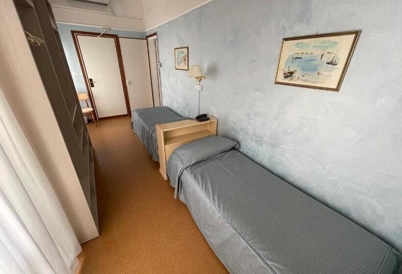 آپارتمان یک خوابه با دری مشترک که هال را جدا می کند., Universo