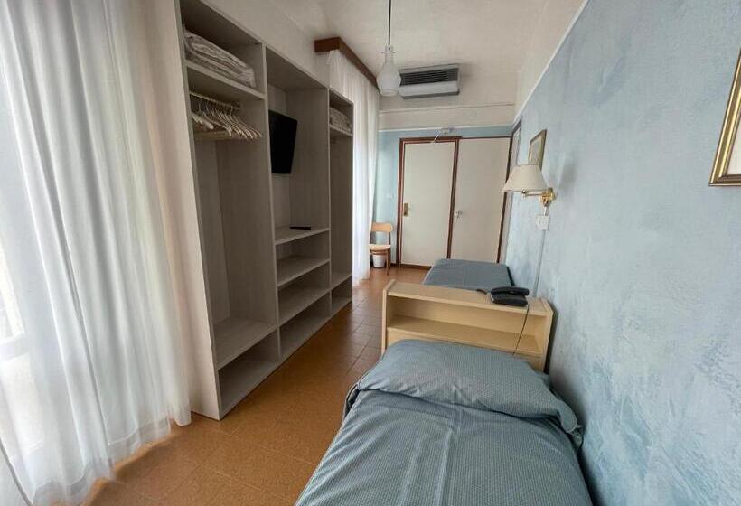 آپارتمان یک خوابه با دری مشترک که هال را جدا می کند., Universo