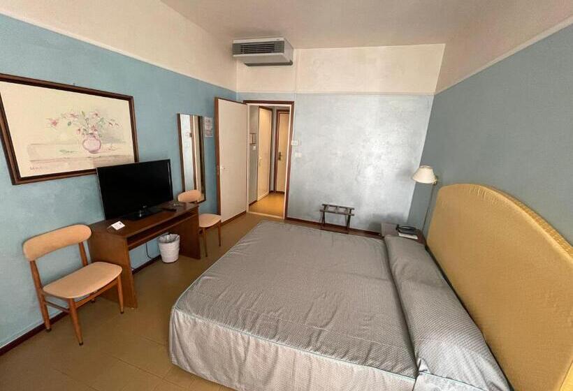 آپارتمان یک خوابه با دری مشترک که هال را جدا می کند., Universo