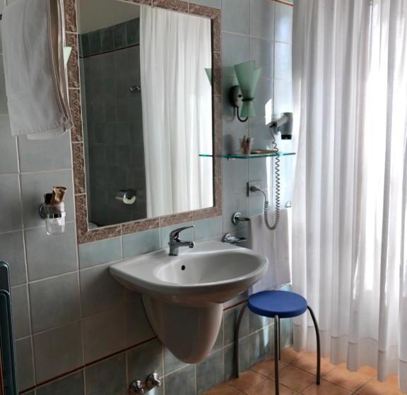 חדר סטנדרט לשלושה, Zodiaco