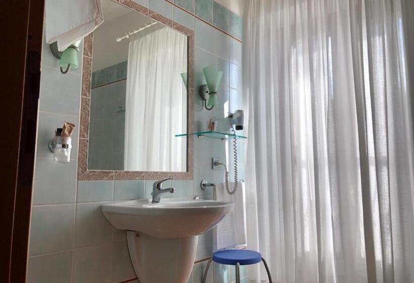 חדר סטנדרט לשלושה, Zodiaco